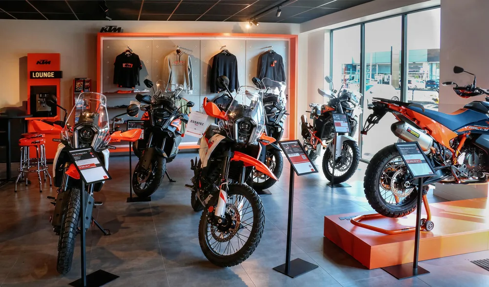 Le plateau KTM de Labège, motos sur podiums