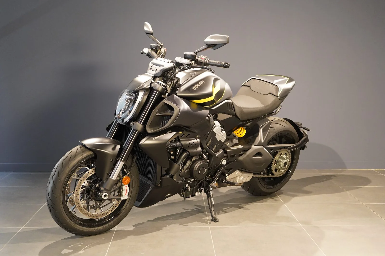CFMoto Diavel V4 Dark Stealth Yellow d'occasion